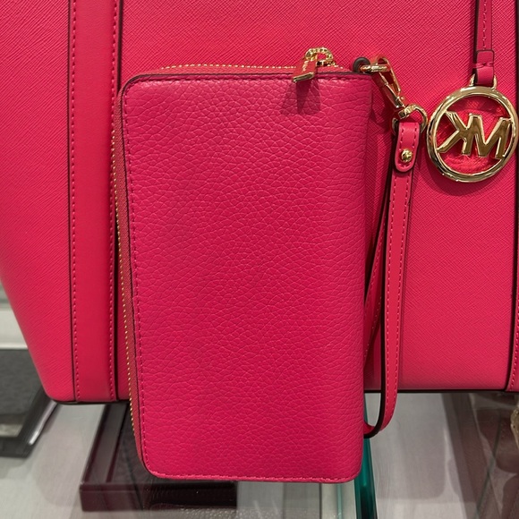 MICHAEL KORS LARGE FLAT MULTIFUNCTION PHONE CASE WALLET WRISTLET 
ELECTRIC PINK - Picture 14 of 16